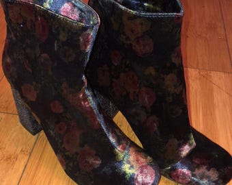 Dunkel geblümte Ankle Boots aus Samt mit Glitzerabsatz - Gr. 37
