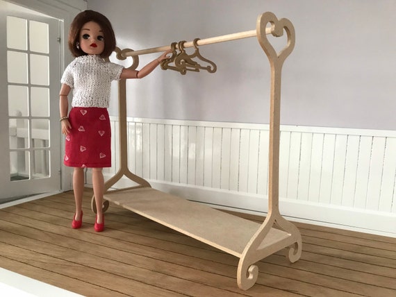 Bigote Manía ligado Perchero para ropa de muñecas tamaño Sindy o Barbie escala - Etsy México