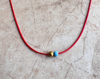 Handgemaakte ketting met kleine rode kralen, verguld met 14 karaats goud: delicate choker met blauwe kralen