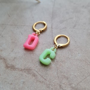 RANDOM COLORED, personalized single huggie hoop earring with colorful plastic initial charm, cute minimalist multicolor tiny single earring