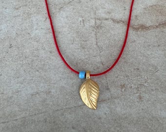Rode ketting met bladbedeltje, minimalistische sieraden geïnspireerd op de natuur, sierlijke gouden hanger