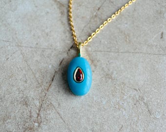 Ketting met blauwe emaille bedel, ketting met granaat edelsteen, verfijnd sieraad met hanger, 14k vergulde ketting