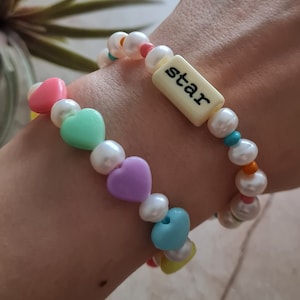 Pulsera de cuentas con texto de dos caras, perlas y cuentas de colores / joyería elástica de cuentas blancas estilo bohemio