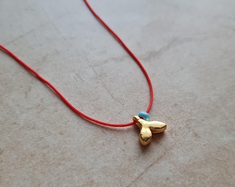 Handgemaakte ketting met walvisstaartmotief, verguld met 14 karaats goud: blauwe kralen choker met rood koord