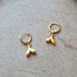 Ein Paar 14k vergoldete Huggie Hoop Ohrringe mit Walflosse | Zierliche minimalistische winzige Creolen