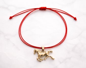 Armband met paardenbedeltje, 14k verguld bedeltje aan rood koord, gelukssieraad voor elke dag
