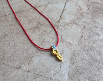 Dromenvangerketting, rood koord met blauwe kraal, 14k verguld beschermingshangertje