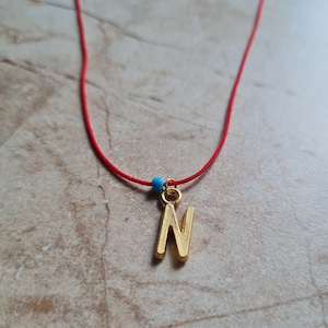 Collar de hilo rojo con dije inicial bañado en oro de 14k / Gargantilla de cordón rojo ajustable con cuentas azules delicadas hecha a mano