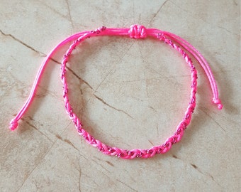 Handgemaakte neonroze gevlochten armband: aanslagvrije bohoketting