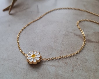 Handgemaakte madeliefje geëmailleerde hanger: 14k vergulde bedel