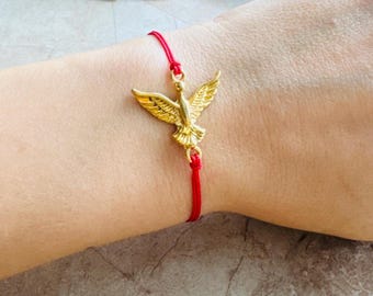 Armband met feniksbedeltje, verguld met 14 karaats goud | handgemaakte minimalistische, delicate armband met rood koord