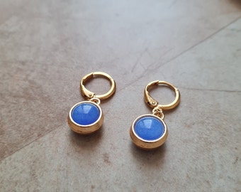 Orecchini a cerchio Huggie placcati in oro 14k con perline blu
