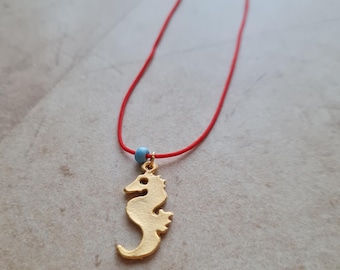 Zeepaardje ketting – Rode koord hanger met zeepaardje – 14k verguld zeepaardje bedeltje – Sierlijk nautisch sieraad cadeau