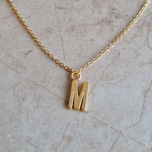 Collar de cadena personalizado con dije inicial chapado en oro de 14k / delicada joyería colgante hecha a mano