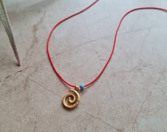 Handgemaakte vergulde spiraalbedelketting: Choker met blauwe kralen en rood koord
