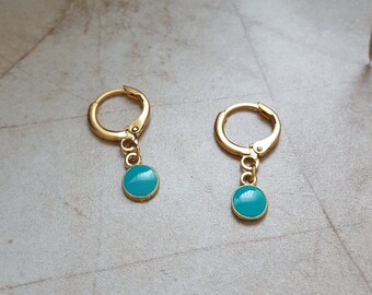 14k vergulde Huggie-oorbellen met blauwe schijf