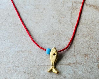 Tiny Fish-bedelketting - Handgemaakte rode koordketting met 14k vergulde hanger