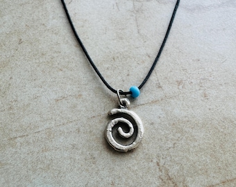 Handgemaakte zilveren spiraalvormige bedelketting: blauwe kralen choker met zwart koord