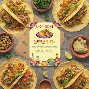 Puede incluir: Vista aérea de una mesa de madera con cuatro tacos, cuencos con ingredientes y una invitación a una fiesta. La invitación dice "Taco Night" e incluye la fecha, la hora y el lugar de una fiesta de tacos. Los tacos están rellenos de carne, verduras y cilantro.