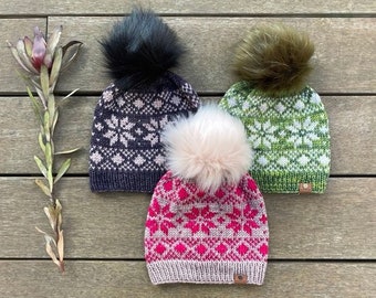 Modello per lavorare a maglia un berretto Fair Isle in lana pettinata / Aran Snowflakes