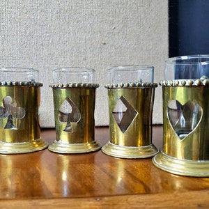 Set van 4 - messing VTG-mokken met glazen inzetstukken van 4 oz, kaart, harten, klaveren, ruiten, schoppen, vader man cave bar cadeaus gouden rand