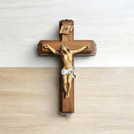 INRI ウォールナット 十字架 木製　金属　イエスキリスト　宗教 ヴィンテージ ウォールナット木製十字架像：十字架上のイエス INRI
