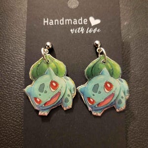 Pendientes de Bulbasaur con la carta de Pokémon