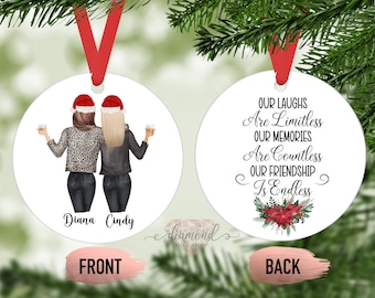 Pode incluir: Ornamento de Natal redondo branco com duas mulheres usando chapéus de Papai Noel e segurando copos. O texto "Diana Cindy" é impresso abaixo das mulheres. O verso do ornamento tem uma poinsétia vermelha e o texto "OUR LAUGHS Are Limitless OUR MEMORIES Are Countless OUR FRIENDSHIP Is Endless".