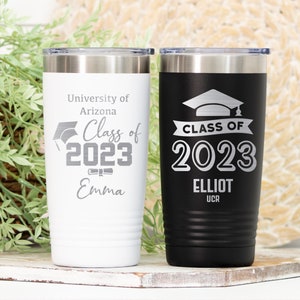 Może przedstawiać: Dwa kubki ze stali nierdzewnej z motywem ukończenia studi&oacute;w. Biały kubek ma napis "University of Arizona Class of 2023 Emma". Czarny kubek ma napis "Class of 2023 Elliot UCR".
