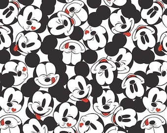 Puede incluir: Un patrón sin costuras con caras de Mickey Mouse en blanco y negro con acentos rojos. Las caras están dispuestas en un patrón aleatorio sobre un fondo blanco.