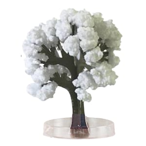 Peut inclure: Un arbre en cristal blanc avec un tronc et des branches marrons. L'arbre pousse sur une base en plastique transparente.