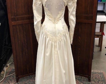 Vintage Wedding Dress | Keyhole Back | Dangling Pearl Trim | Fairy | Cottagecore