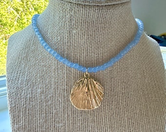 Collar de cuentas azules con concha