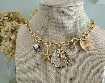 Collar con dijes de verano