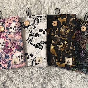 Spooky Book Sleeves z zapięciem na guziki