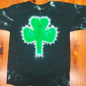 Camisa tie dye do Dia de São Patrício - Camisa tie dye do Shamrock Verde Camisa St Paddy - Presente do Dia de São Patrício - Trevo de 4 folhas Presente de São Patrício todos os tamanhos