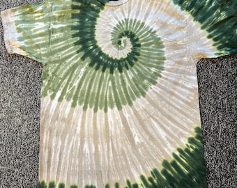 Groen tie-dye-shirt - tie-dye-shirt aardetinten - aardekleurige tie-dye-shirt - swirl tie-dye - cool tie-dye-shirt - camping aardse tie-dye