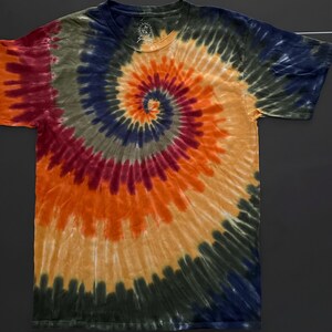 Grön rödbrun tie dye-skjorta - jordnära tie dye-skjorta - jordfärgad tie dye-skjorta - virvel tie dye - cool tie dye - camping, jordnära tie dye