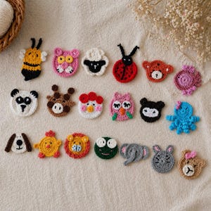 Può includere: Una collezione di applicazioni di animali all'uncinetto colorate, tra cui un'ape, un orso, un panda, una giraffa, un gufo, un cane, un leone, una rana, un elefante e un coniglio. Perfette per progetti creativi.