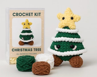 Könnte beinhalten: Ein Häkelset für einen Weihnachtsbaum. Das Set enthält einen grünen Baum mit weißem Besatz, einen gelben Stern und braune Füße. Das Set enthält auch grüne, weiße und braune Wolle. Auf der Box steht "CROCHET KIT CHRISTMAS TREE ALL MATERIALS INCLUDED."