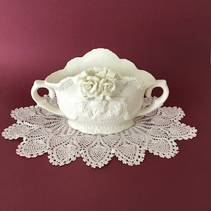 Jarrón de cerámica / jardinera con asas de rosas decoradas de estilo victoriano y cameo retrato de dama