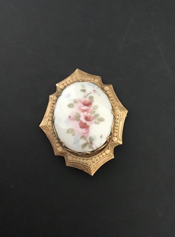 Antique Edwardian Porcelain Painted Brooch in Bra… - image 1