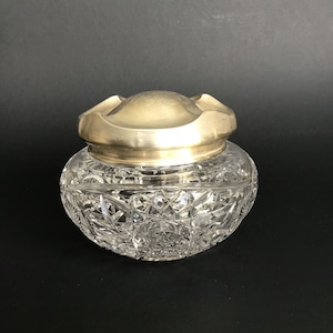 Tocador/tocador/polvorero victoriano antiguo de cristal tallado con tapa de plata esterlina de Woodside Sterling Co., con monograma.