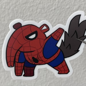 Puede incluir: Una pegatina de un oso hormiguero de dibujos animados que lleva un traje de Spiderman rojo y azul. El oso hormiguero tiene un hocico largo y una cola tupida.
