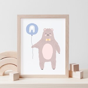 Lindo oso caprichoso sosteniendo un globo azul con la letra A, impresión de arte de pared digital para bebé niño dormitorio & guardería, decoración de la pared del cartel