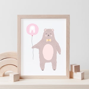 Ours fantaisiste mignon retenant un ballon rose avec la lettre A, impression numérique d’art de mur pour la chambre et la pépinière de bébé de fille, décor de mur d’affiche