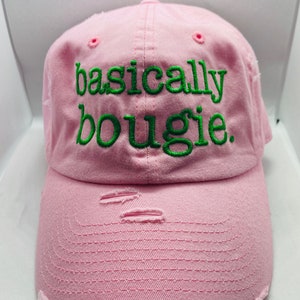 Puede incluir: Una gorra de b&eacute;isbol rosa con un dise&ntilde;o bordado en verde que dice "basically bougie."