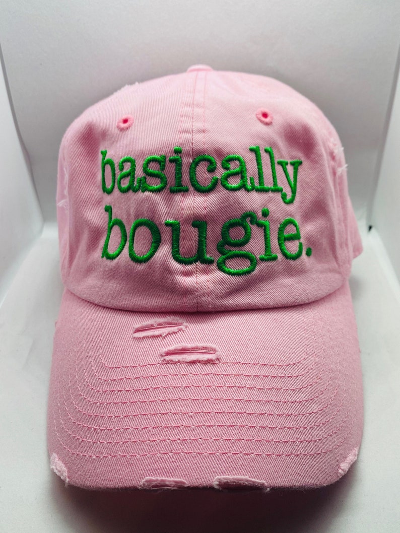 Puede incluir: Una gorra de b&eacute;isbol rosa con un dise&ntilde;o bordado en verde que dice "basically bougie."