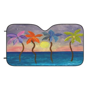 Op de afbeelding: Een auto zonnescherm met een kleurrijke tropische zonsondergang scène. Het kunstwerk toont vier palmbomen met levendige bloemvormige bladeren in paars, oranje, blauw en groen. Een gele zon gaat onder boven een blauwe oceaan, met een roze en grijze lucht.