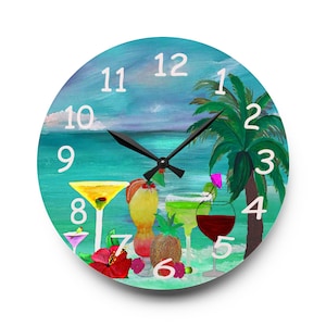 Könnte beinhalten: Runde Wanduhr mit einer tropischen Strandszene. Das Zifferblatt zeigt einen türkisfarbenen Ozean, eine Palme und verschiedene Cocktails. Schwarze Zeiger zeigen die Uhrzeit an. Die Uhr hat einen weißen Rand.
